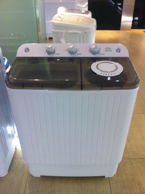 中国 有効な動産7.8kgの世帯の白いプラスチック カバーが付いている二重たらいの洗濯機に水をまいて下さい サプライヤー